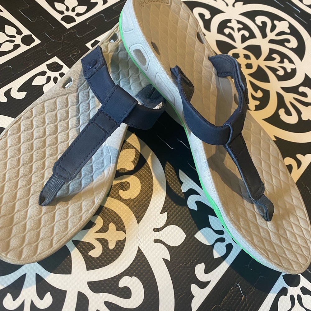 Columbia  women sandals size 7 new